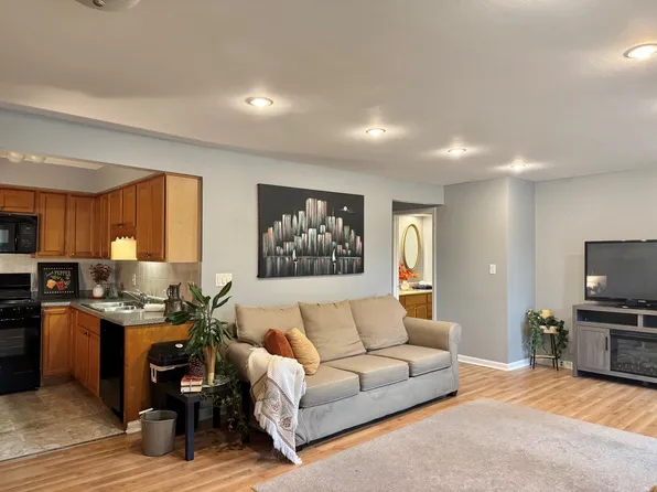 1787 W Algonquin Rd Unit 2A, Mount Prospect, IL 60056
