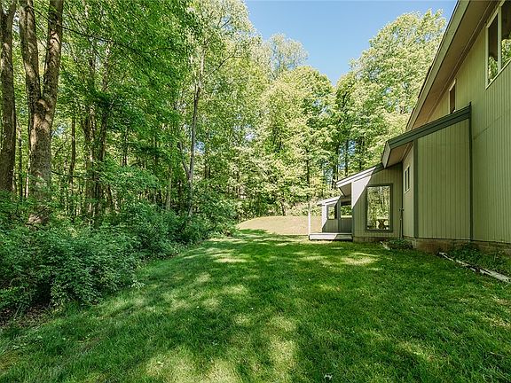5th image of 108 Hickory Hills Ln