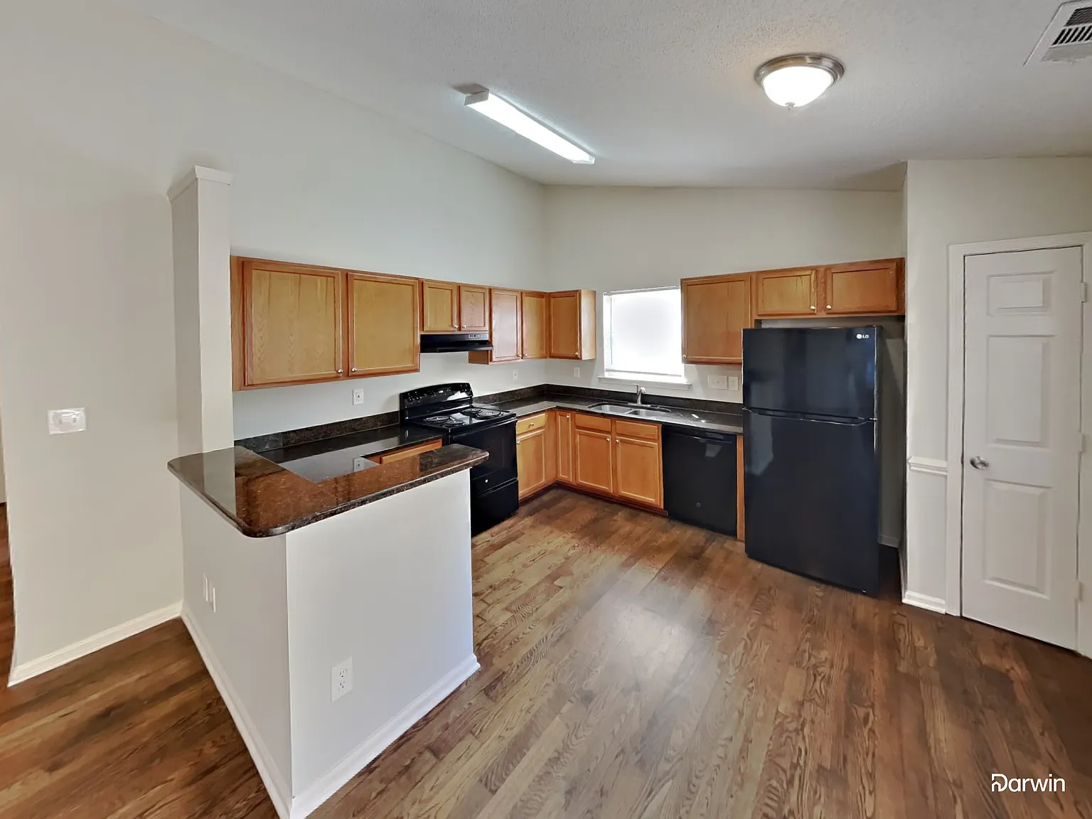 3 bed, 2.0 bath, 1038 sqft, $1,915 — Photo 2