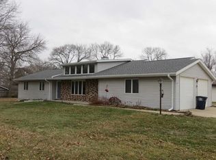 410 11th St, Aplington, IA 50604