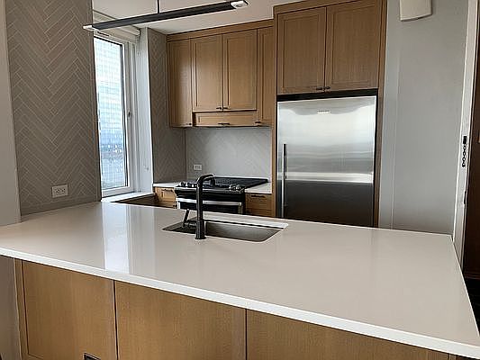 3rd image of 560 W 43rd St APT 43a