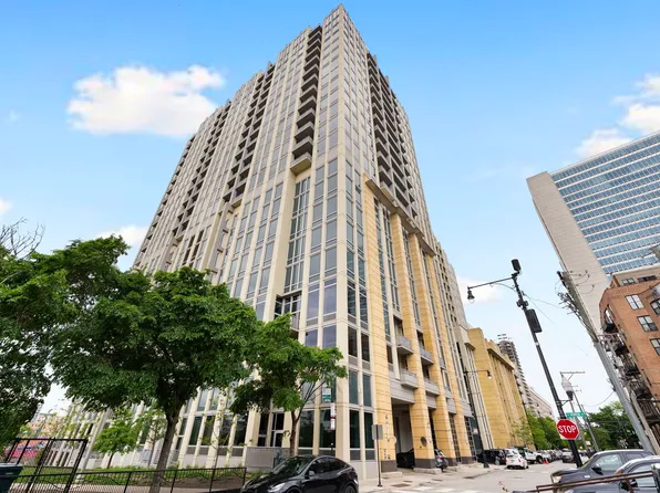 700 N Larrabee St APT 2010, Chicago, IL 60654