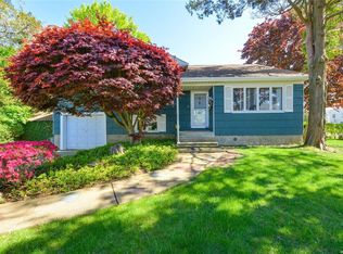 2 Circle Dr, Syosset, NY 11791