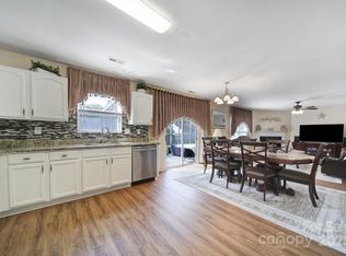 2320 Kirkgate Ln, Charlotte, NC 28215