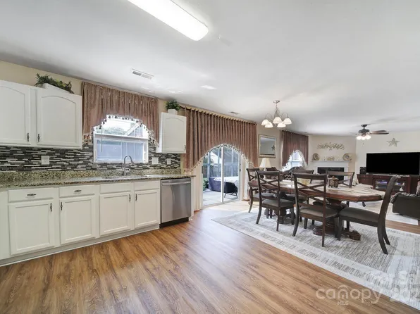 2320 Kirkgate Ln, Charlotte, NC 28215