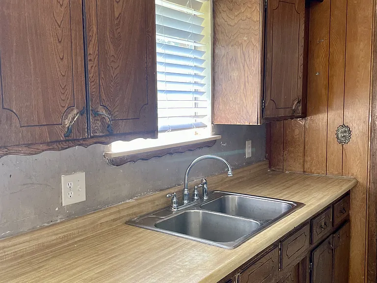 932 SW 2nd St — Photo 6