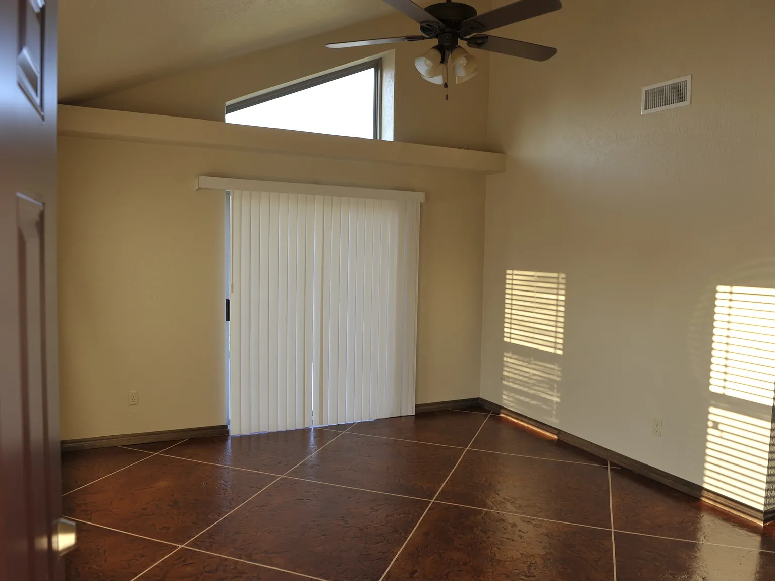 115 E St — Photo 3