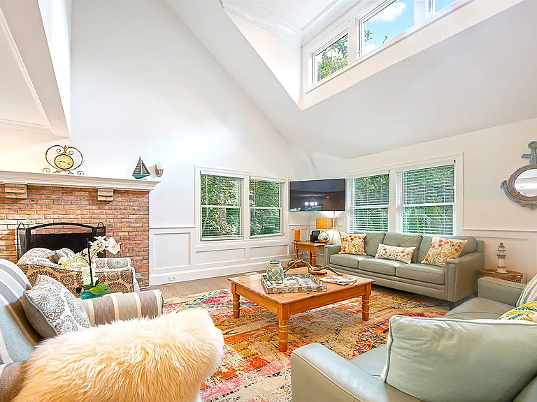 19 Barns Ln — Photo 2