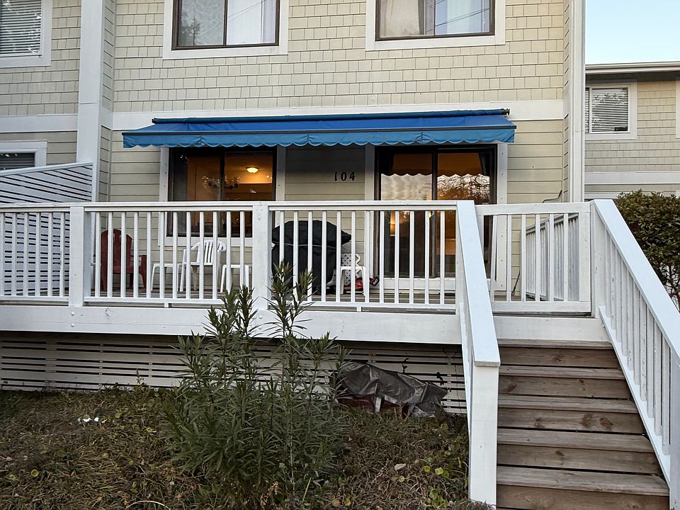 Back Deck faces Wrightsville Beach Loop