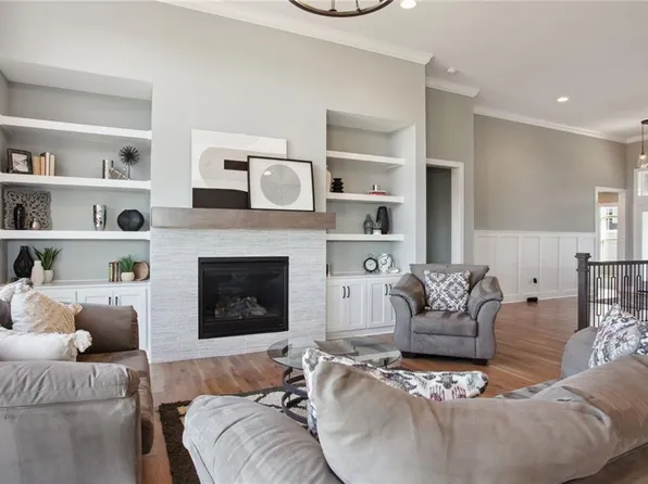 8162 Valley Rd, Lenexa, KS 66220