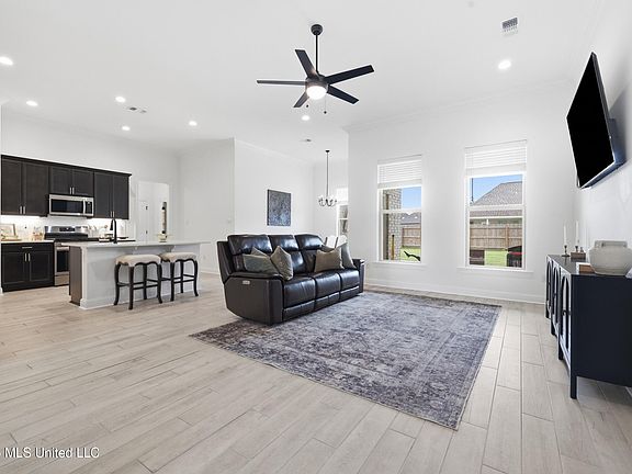 4th image of 14619 Lillian Way