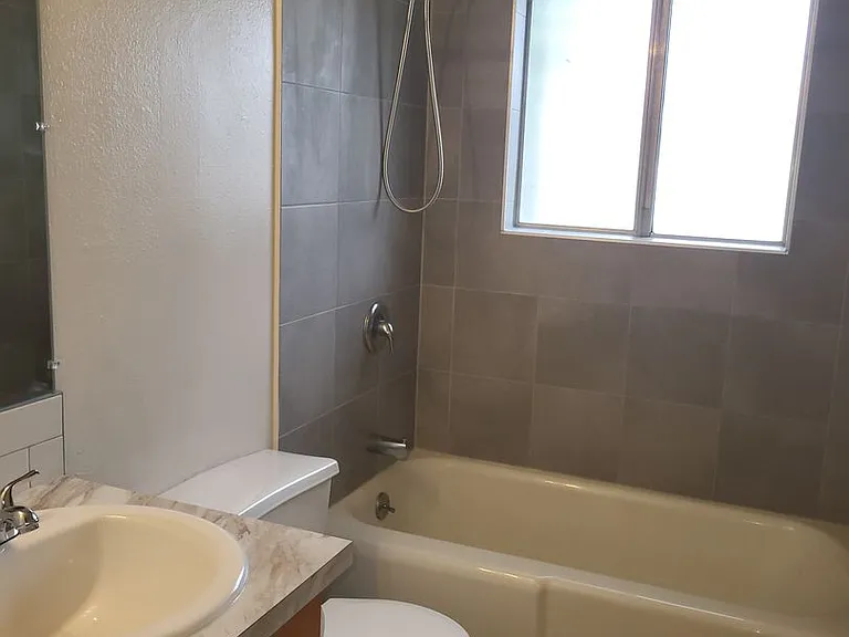 735 2nd St NW — Photo 9