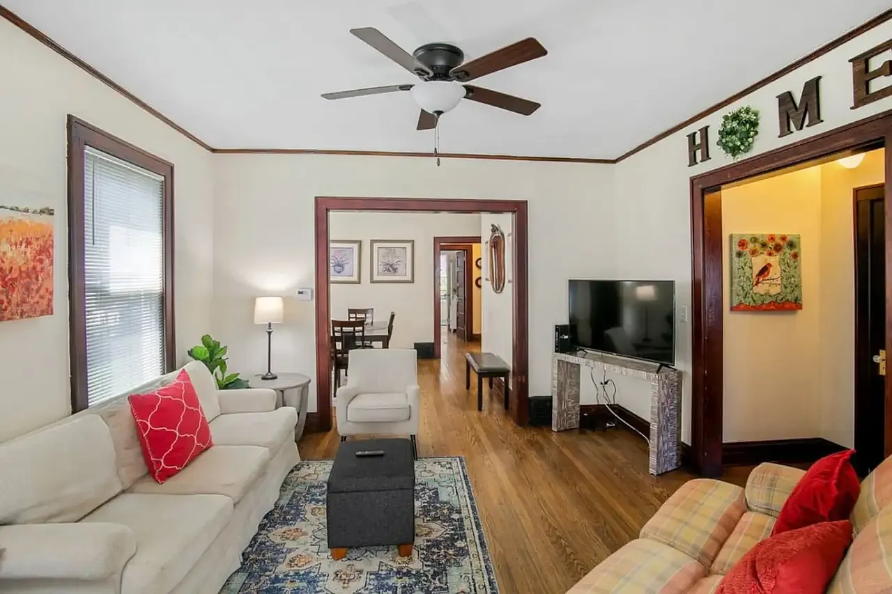 3 bed, 1200 sqft, $2,500 — Photo 2