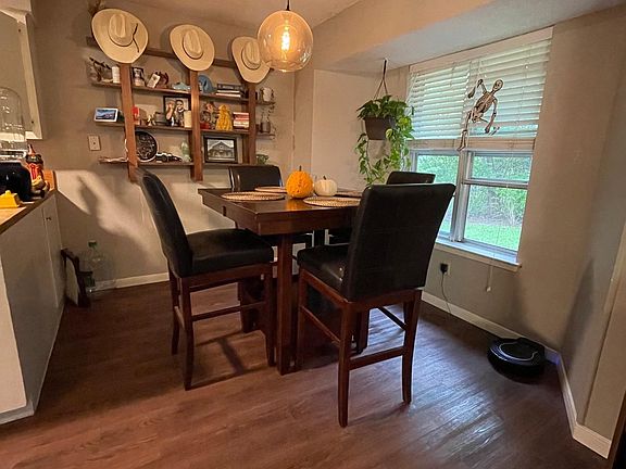 4th image of 10215 Oak Hollow Dr