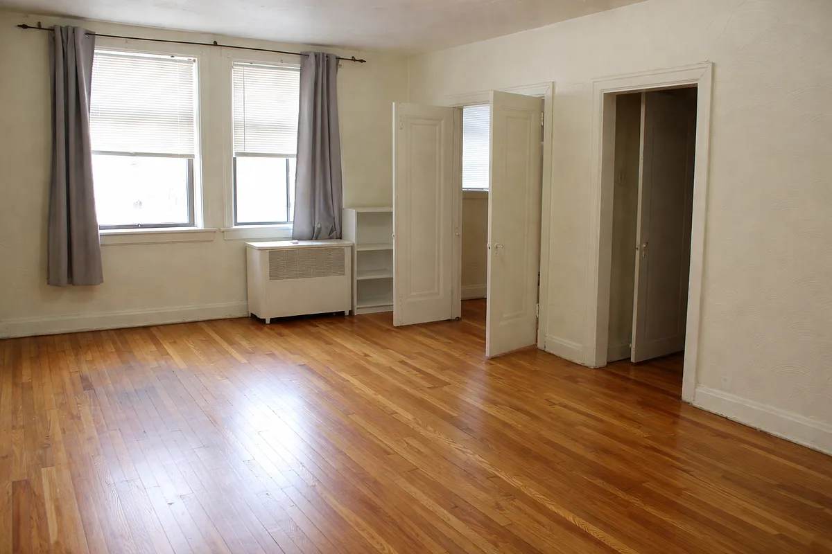 Studio unit $1055 - Wightman Terrace