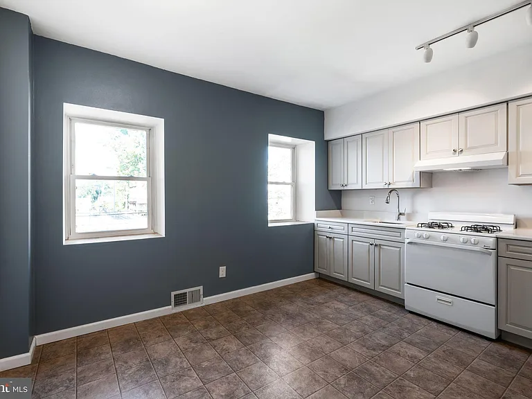 613 N Scott St — Photo 6