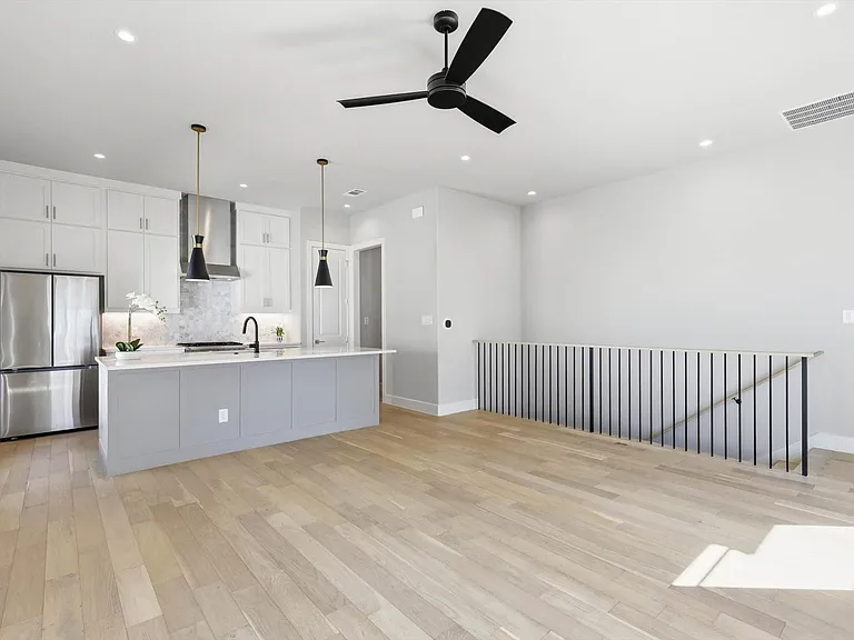 129 Garden Ct E — Photo 13