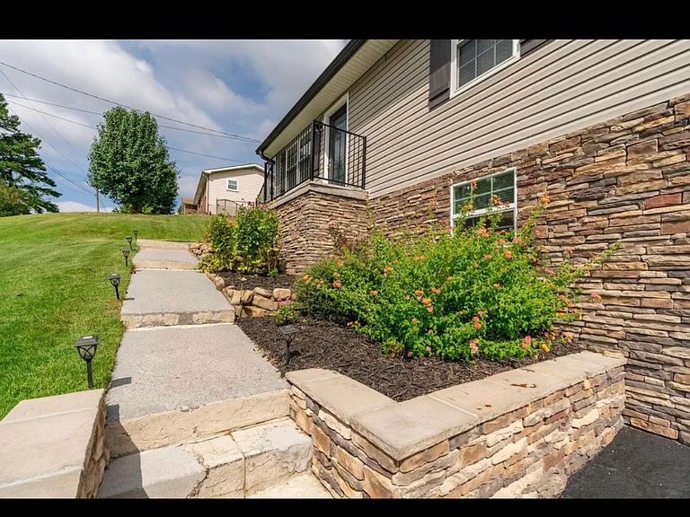 911 Crest Dr — Photo 46