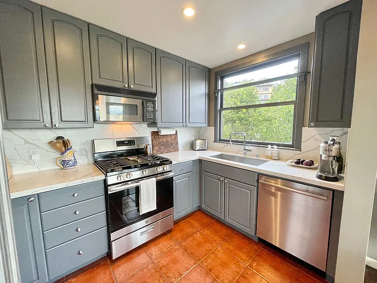 367 Roosevelt Way — Photo 13