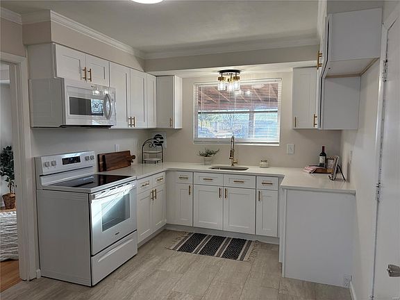 3rd image of 208 Walworth Dr