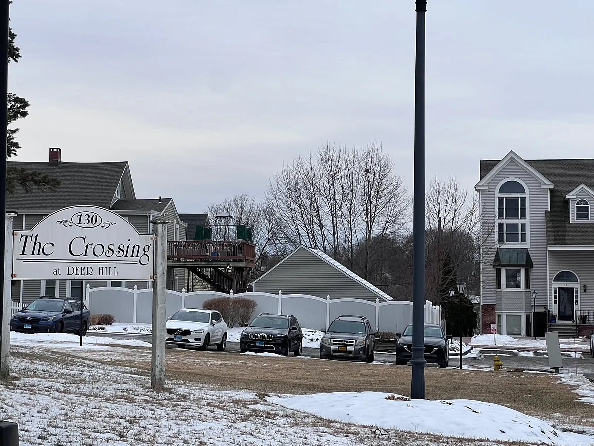 Building Photo - 130 Deer Hill Ave #12