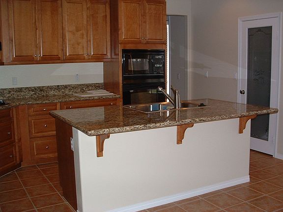 Kitchen w/center island