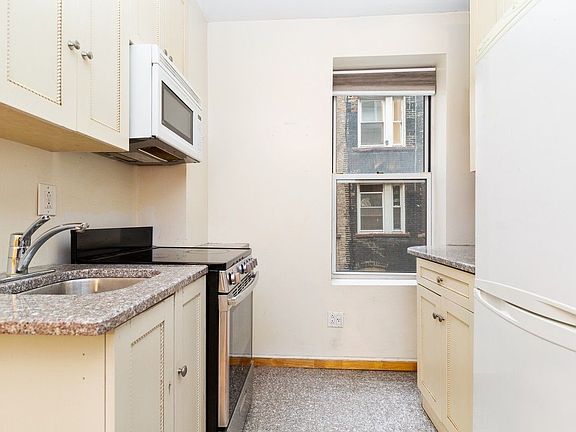4th image of 520 E 11th St #33