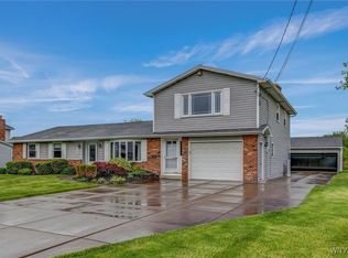 7415 Colonial Dr, Niagara Falls, NY 14305