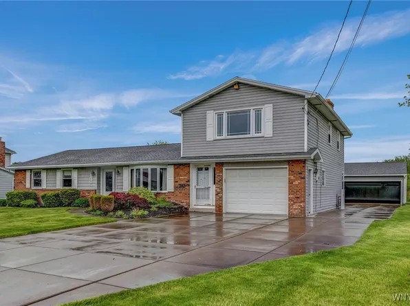 7415 Colonial Dr, Niagara Falls, NY 14305