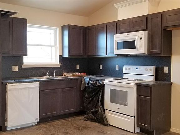 3rd image of 3708 Redbud Dr
