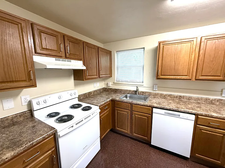 1516 Maiden Ln SW #13 — Photo 2