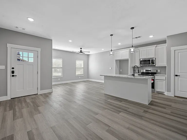527 W Walker St — Photo 17