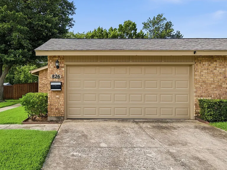 826 Shady Glen Ln — Photo 22
