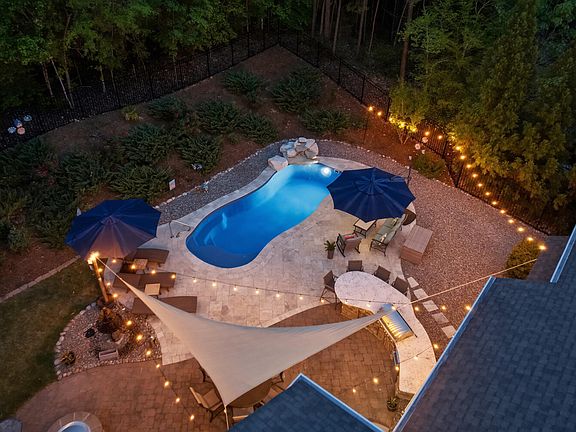 2nd image of 377 Farnleigh Dr