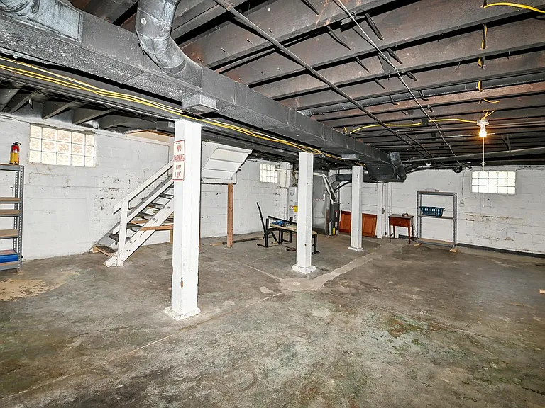 2428 Robertson Ave — Photo 25