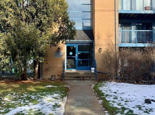 95 Trailwood Dr #922, Mississauga, ON L4Z 3L2