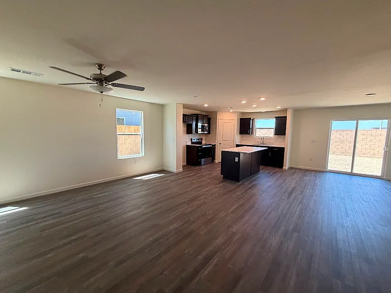 2437 W Newton Ave — Photo 3