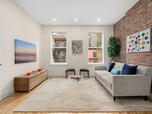 327 W 11th St APT 3W, Manhattan, NY 10014