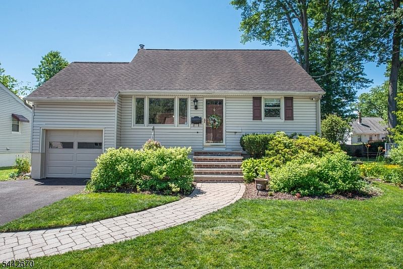 1st image of 3 Maple Ln
