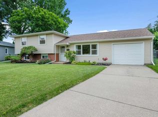 1422 Lakewood Dr, Bettendorf, IA 52722