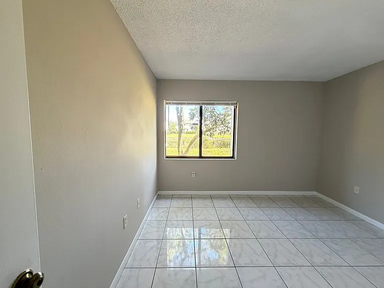 5175 Vineland Rd — Photo 14