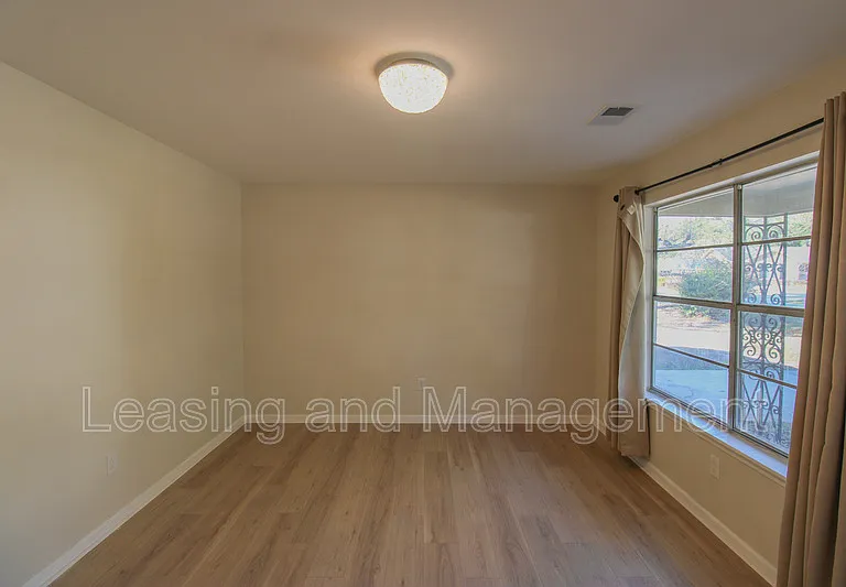 305 Millcreek Dr — Photo 3
