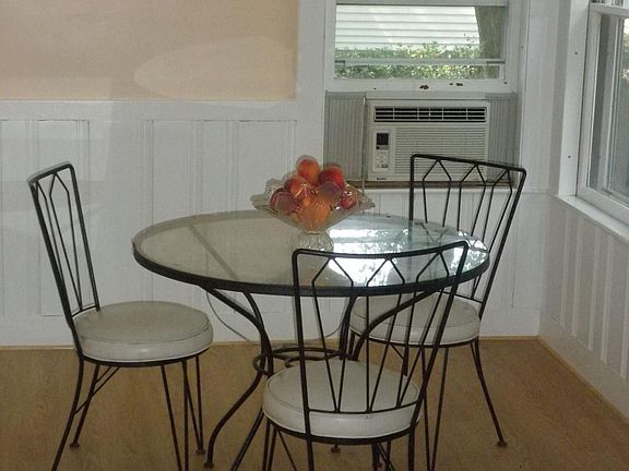 Kitchen - eat in area