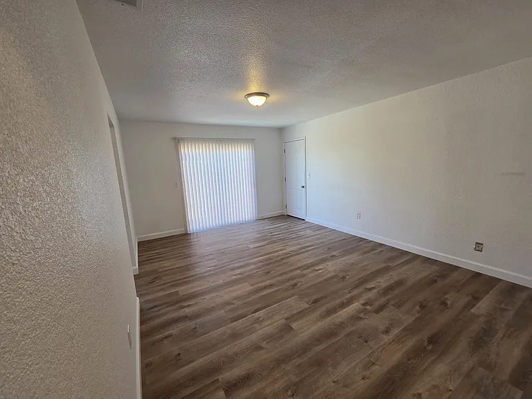 565 Acacia Ave — Photo 3