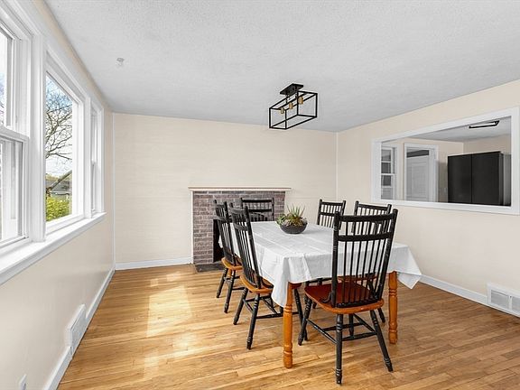 4th image of 15 Mayflower Rd