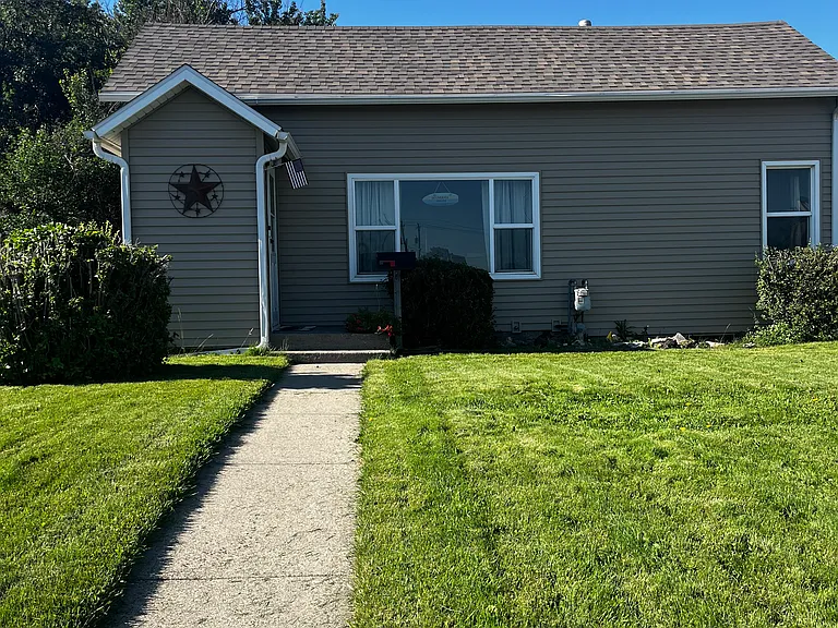 1702 Alger Ave — Photo 1