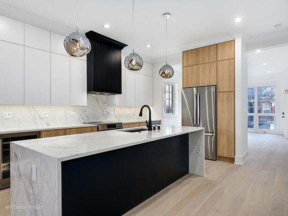 5th image of 1942 W Belmont Ave #1W
