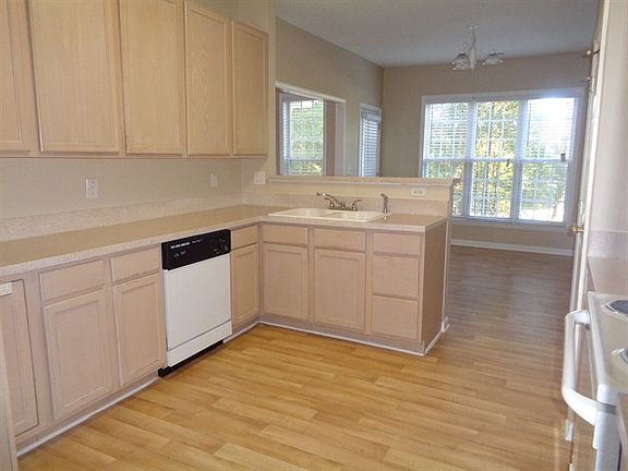 5th image of 375 Riverwood Dr