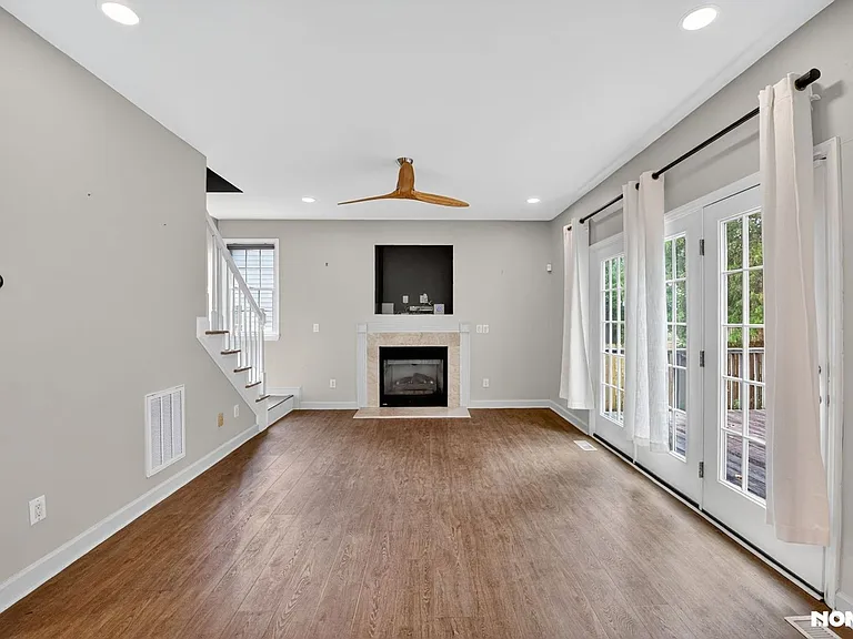 8006 Crenshaw Ln — Photo 4