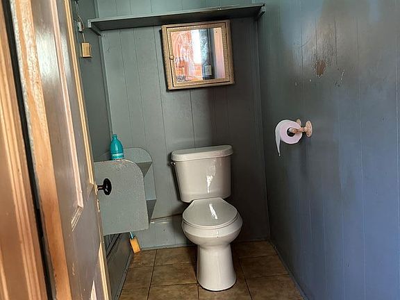 4th image of 305 Jefferson St